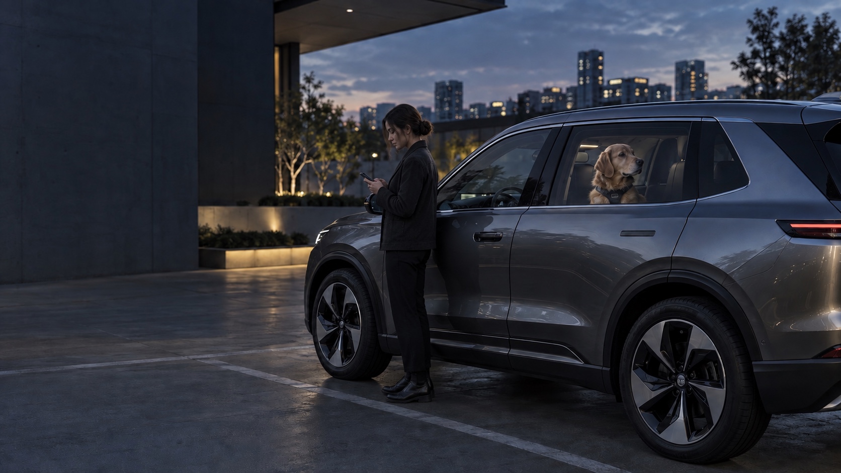 AI 概念图:同一位女车主在银灰色 SUV 旁查看手机,宠物位于后排